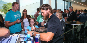 Persönliche Übergabe der Abokarten mit den Red Bulls Persönliche Übergabe der Abokarten mit den Red Bulls