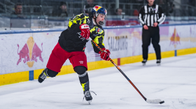 Adrian Gesson beim Wings for Life Spieltag der Red Bull Hockey Juniors