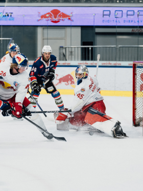 Red Bull Hockey Juniors unterliegen knapp den Rittner Buam mit 3:4