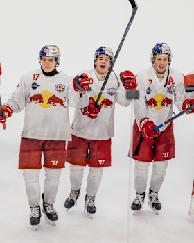 Red Bull Hockey Juniors feiern klaren 6:1-Sieg gegen Meran Red Bull Hockey Juniors feiern klaren 6:1-Sieg gegen Meran