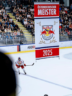 Neuer Meisterbanner hängt unterm Hallendach Neuer Meisterbanner hängt unterm Hallendach