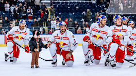 260106 Thomas Raffl 1000 Spiele - Bild mit Tochter 260106 Thomas Raffl 1000 Spiele - Bild mit Tochter