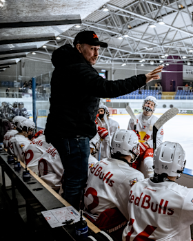 Antti Aarnio ist neuer Head Coach der Red Bull Hockey Juniors Antti Aarnio ist neuer Head Coach der Red Bull Hockey Juniors