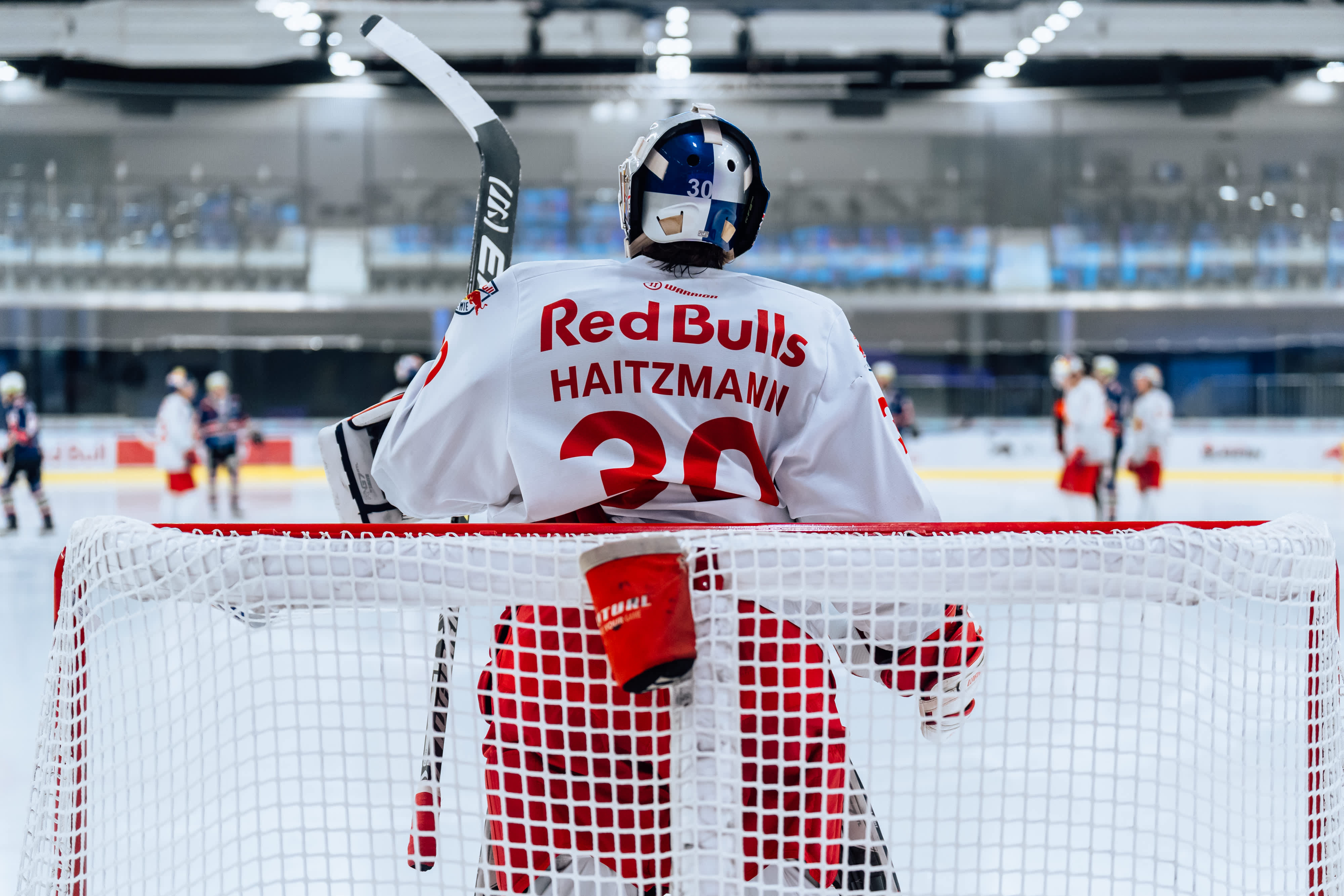 Eishockeytorwart Haizmann mit Rückennummer 30 im Tor der Red Bulls in Salzburg.