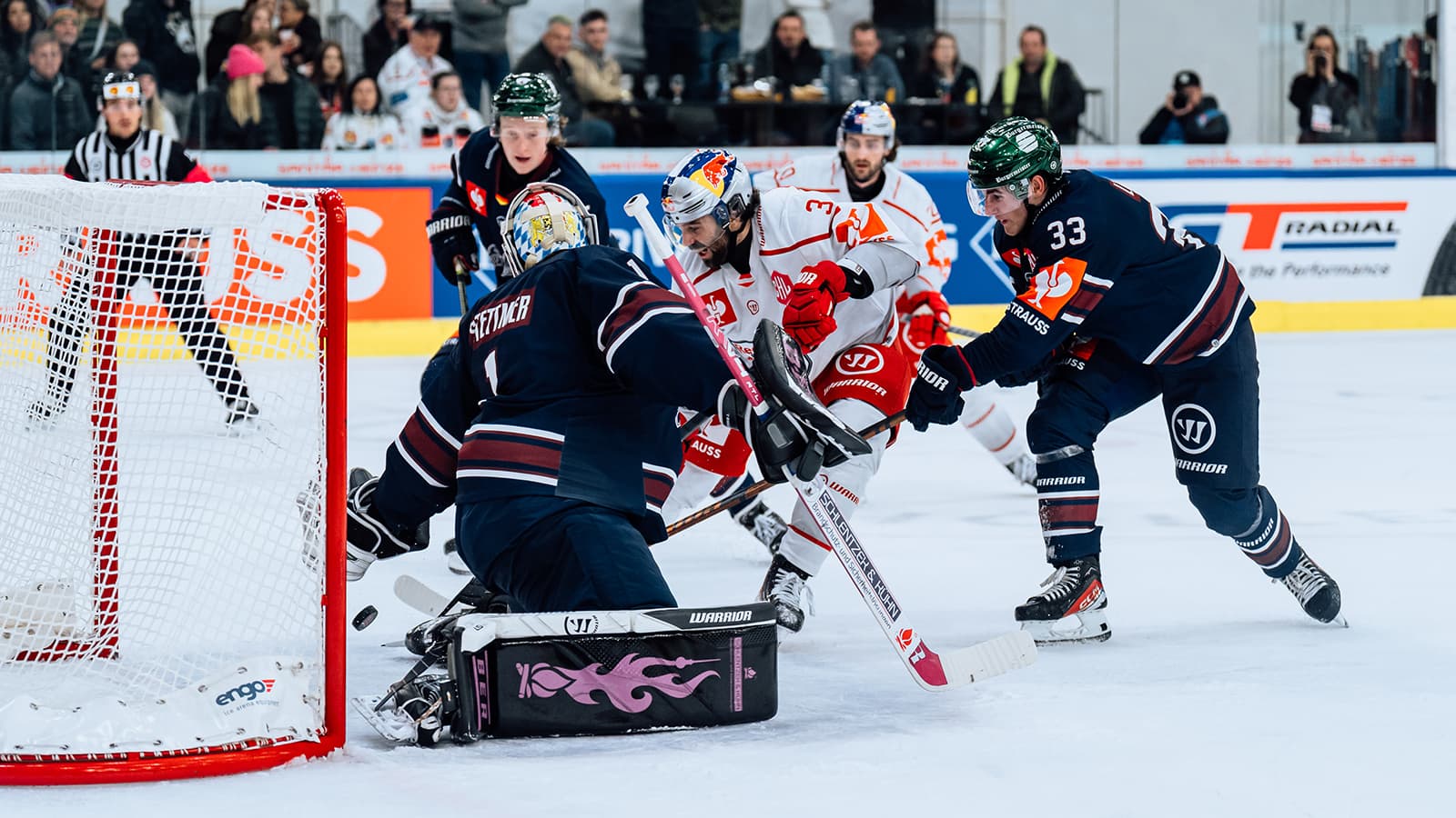 Eishockeytorhüter Sebastian Setzmer pariert Schuss vor dem Tor in Salzburg.