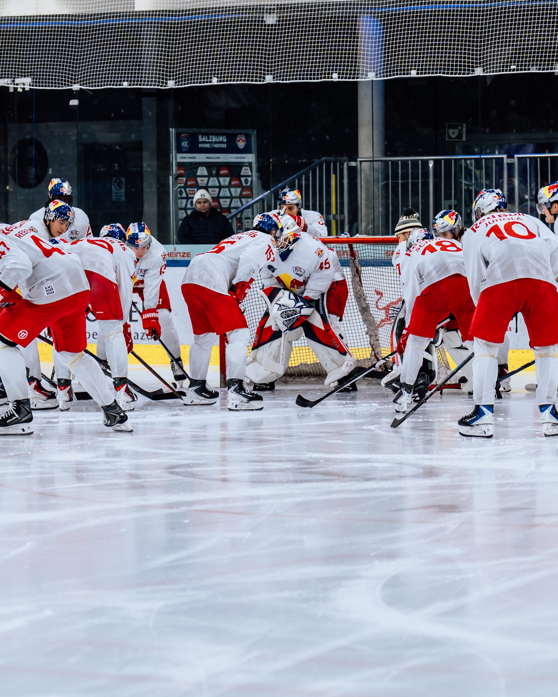 Eishockey-Torhüter und Verteidiger des EC Salzburg in Aktion vor dem Tor