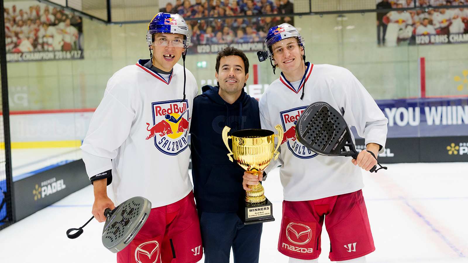 Eishockey-Spieler mit Pokal und Padel-Schlägern in Salzburg