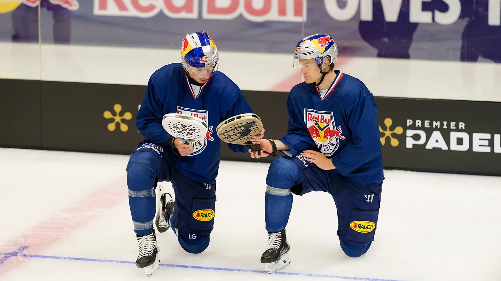Eishockey-Spieler mit Schlägern auf dem Eis in Salzburg