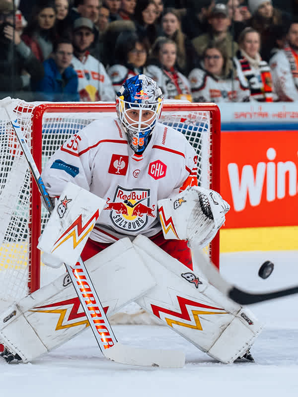 Eishockeytorwart des EC Red Bull Salzburg in Aktion vor dem Tor