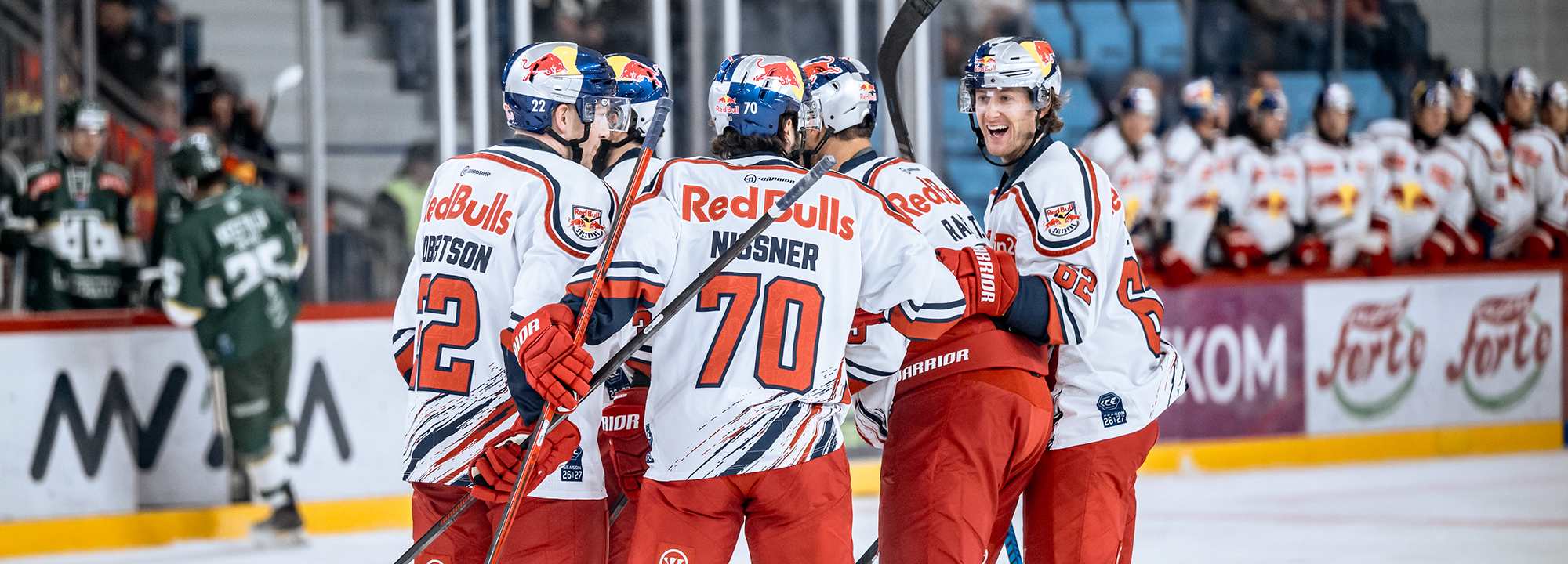 Eishockey-Spieler der Red Bulls feiern, Spieler mit Rückennummer 70 und 22