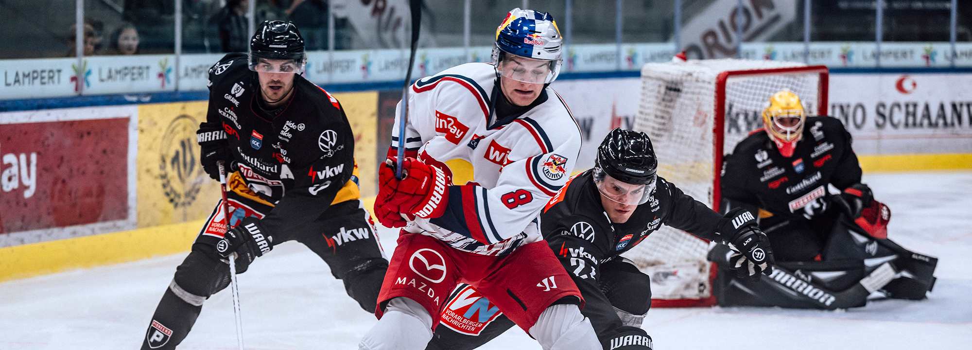 Eishockey-Spieler im Kampf um den Puck vor dem Tor in Vorarlberg
